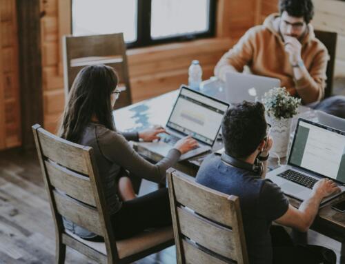 Gott zwischen Laptop und Kaffeetasse