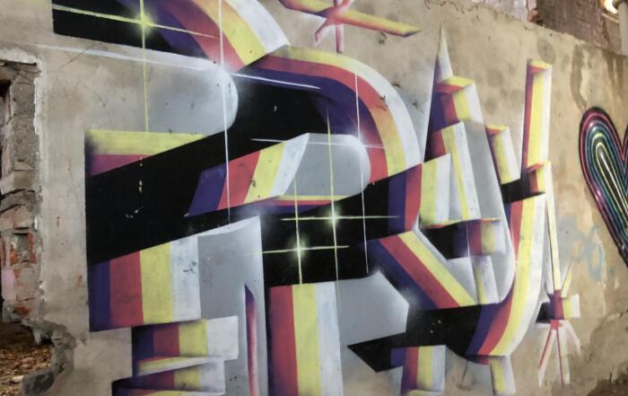 Wand einer verlassenen Kirche