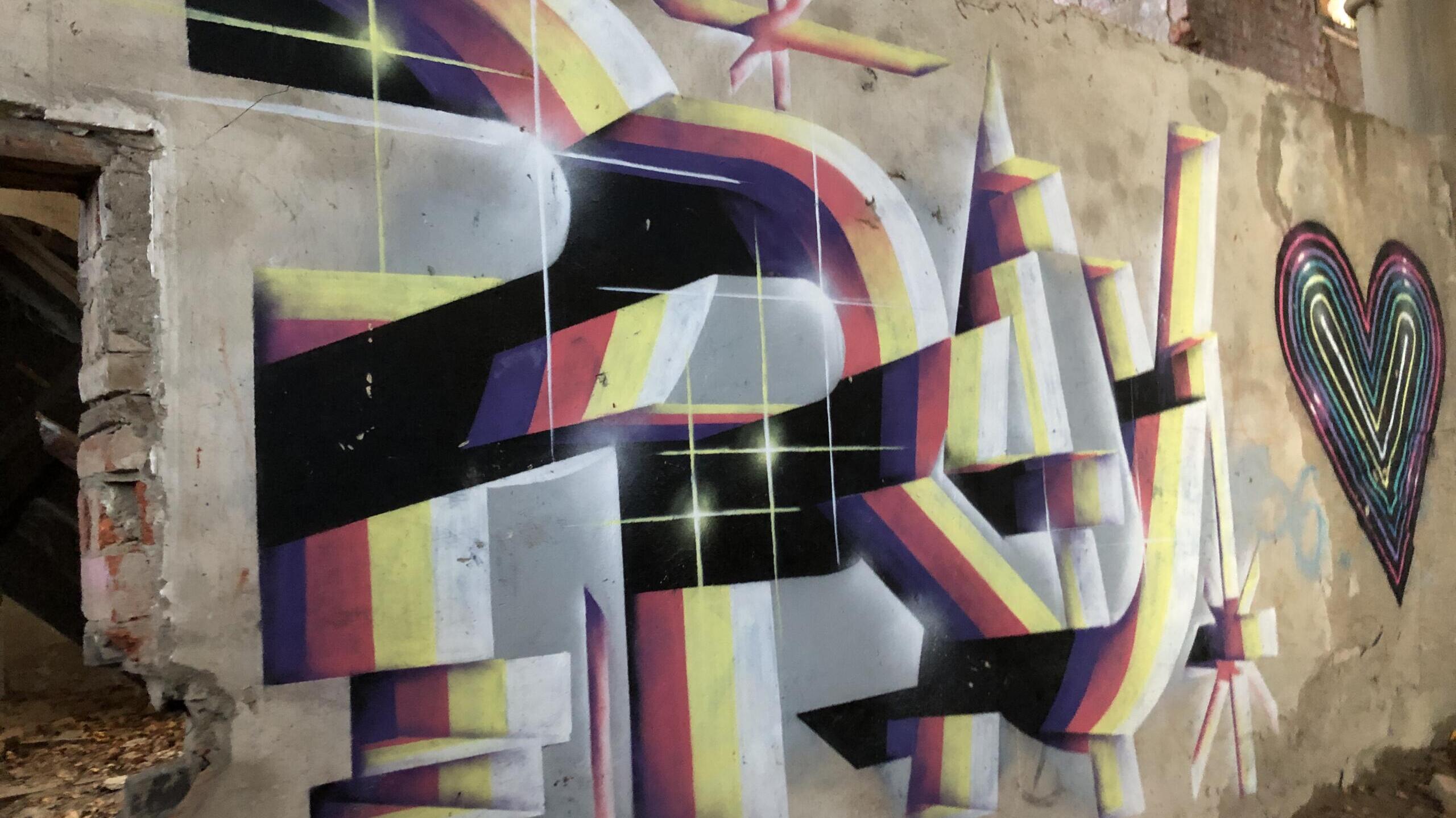 Wand einer verlassenen Kirche